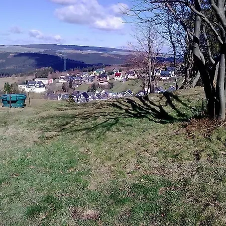 Mit Gartenterrasse *